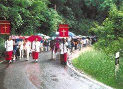 Prozession auf dem Weg zum Bleidenberg